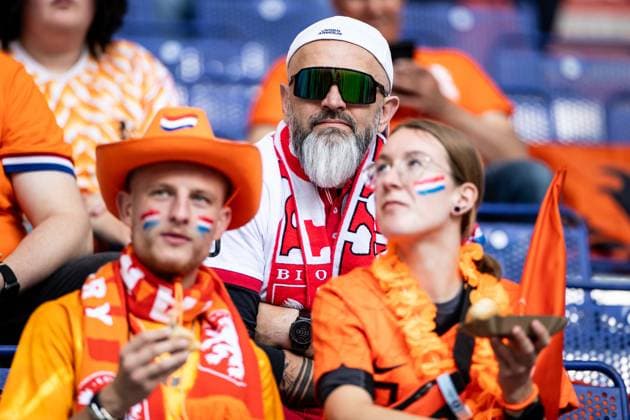 UEFA EURO 2024 Poland Netherlands 16 06 2024 Fan of Poland sitting on the background, Fans of Netherlands sitting on the foreground UEFA EURO 2024 Poland Netherlands Volksparkstadion, Hamburg 16 06 2024 Copyright: xBEAUTIFULxSPORTS Buriakovx