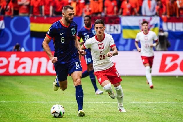 Stefan de Vrij Netherlands, 06 , Kacper Urbanski Poland, 26 GER, Poland vs Netherlands, European Football Championship, UEFA Euro 2024, Matchday 1, 16 06 2024 GER, Poland vs Netherlands, European Football Championship, UEFA Euro 2024, Matchday 1, 16 06 2024 Hamburg Copyright: xEibner-Pressefoto MarcelxvonxFehrnx EP_MFN