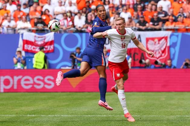 2024-06-16 Poland v Netherlands - Group D - UEFA EURO, EM, Europameisterschaft,Fussball 2024 HAMBURG, GERMANY - JUNE 16: Virgil van Dijk of the Netherlands battles for the ball with Adam Buksa of Poland during the Group D - UEFA EURO 2024 match between Poland and Netherlands at Volksparkstadion on June 16, 2024 in Hamburg, Germany. (Photo by Peter Lous BSR Agency) Hamburg Germany Content not available for redistribution in The Netherlands directly or indirectly through any third parties. Copyright: xBSRxAgencyx