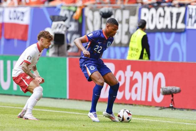 HAMBURG, Volkspark Stadium ,16-06-2024 , European Football Championship Euro2024, Group stage match no.7 between Poland and Netherlands. (L-R) Poland player Nicola Zalewski, Netherlands player Denzel Duimfries Poland - Netherlands (Euro2024)  x25505782x Copyright: