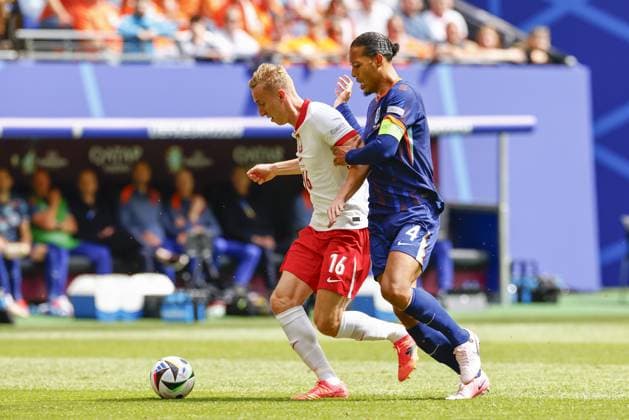 HAMBURG, Volkspark Stadium ,16-06-2024 , European Football Championship Euro2024, Group stage match no.7 between Poland and Netherlands. (L-R) Poland player Adam Buksa, Netherlands player Virgil van Dijk Poland - Netherlands (Euro2024)  x25505829x Copyright: