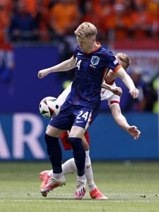 HAMBURG - (l-r) Jerdy Schouten of Holland, Adam Buksa of Poland during the UEFA EURO, EM, Europameisterschaft,Fussball 2024 group D match between Poland and the Netherlands at the Volksparkstadion on June 16, 2024 in Hamburg, Germany. ANP MAURICE VAN STEEN UEFA EURO 2024 2024 xVIxANPxSportx xxANPxIVx 501232521 originalFilename: 501232521.jpg