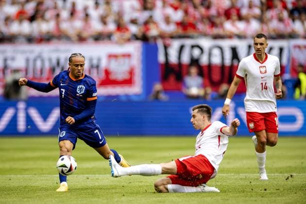 HAMBURG - Xavi Simons of Holland and PrzemysÅ‚aw Frankowski of Poland (l-r) during the UEFA EURO, EM, Europameisterschaft,Fussball 2024 group D match between Poland and the Netherlands at Volksparkstadion on June 16, 2024 in Hamburg, Germany. ANP KOEN VAN WEEL UEFA EURO 2024 2024 xVIxANPxSportx xxANPxIVx 501232525 originalFilename: 501232525.jpg