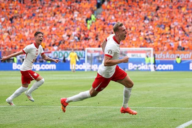Sport Bilder des Tages Bartosz Bereszynski of Poland celebrates scoring a goal for their side to make it 1-0 Poland v Netherlands, UEFA European Championship, EM, Europameisterschaft 2024, Group D, Football, Volksparkstadion, Hamburg, Germany, 16 Jun 2024 EDITORIAL USE ONLY No use with unauthorised audio, video, data, fixture lists, club league logos or live services. Online in-match use limited to 120 images, no video emulation. No use in betting, games or single club league player publications. Copyright: xMattxWest Shutterstockx 14539367be