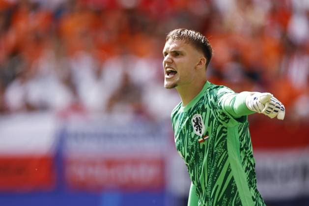 HAMBURG - Holland goalkeeper Bart Verbruggen during the UEFA EURO, EM, Europameisterschaft,Fussball 2024 group D match between Poland and the Netherlands at the Volksparkstadion on June 16, 2024 in Hamburg, Germany. ANP MAURICE VAN STEEN UEFA EURO 2024 2024 xVIxANPxSportx xxANPxIVx 501232604 originalFilename: 501232604.jpg