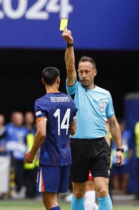HAMBURG, Volkspark Stadium ,16-06-2024 , European Football Championship Euro2024, Group stage match no.7 between Poland and Netherlands. (L-R) Netherlands player Tijjani Reijnders, referee Artur Soares Dias (POR) yellow card (incorrect player) Poland - Netherlands (Euro2024)  x25505923x Copyright: