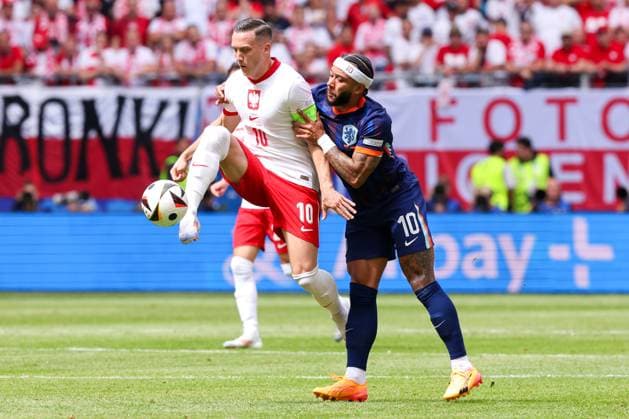 2024-06-16 Poland v Netherlands - Group D - UEFA EURO, EM, Europameisterschaft,Fussball 2024 HAMBURG, GERMANY - JUNE 16: Piotr Zielinski of Poland battles for the ball with Memphis Depay of the Netherlands during the Group D - UEFA EURO 2024 match between Poland and Netherlands at Volksparkstadion on June 16, 2024 in Hamburg, Germany. (Photo by Peter Lous BSR Agency) Hamburg Germany Content not available for redistribution in The Netherlands directly or indirectly through any third parties. Copyright: xBSRxAgencyx