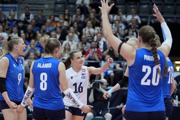 Volleyball, Frauen, CEV European Silver League, Finale, Finnland - Portugal Ada Aronen (L), Kaisa Alanko, Netta Laaksonen and Yasmine Madsen of Finland celebrate a point during the 2024 CEV Women s Volleyball European Silver League final match between Finland and Portugal in Tampere, Finland, on June 16, 2024. Tampere Finland LKFTVX20240616155749OAXE  Copyright: xKallexParkkinenx LKFTVX20240616155749OAXE