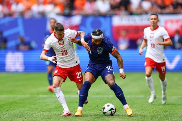 2024.06.16 Hamburg Pilka nozna Reprezentacja Mistrzostwa Europy EURO 2024 Niemcy Polska - Holandia N z Sebastian Szymanski Memphis Depay Foto Pawel Andrachiewicz PressFocus 2024.06.16 Hamburg Football European Championships 2024 EURO 2024 Germany Poland - Netherlands Sebastian Szymanski Memphis Depay Credit: Pawel Andrachiewicz PressFocus 