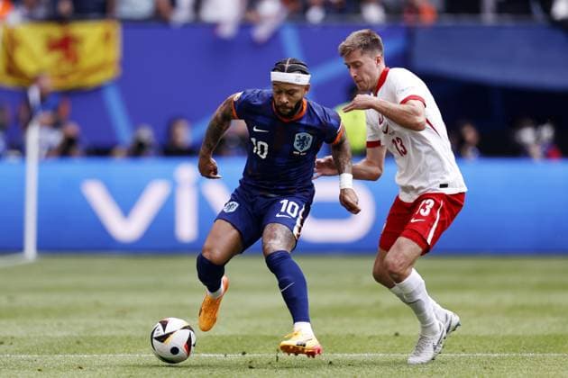 HAMBURG - (l-r) Memphis Depay of Holland, Taras Romanczuk of Poland during the UEFA EURO, EM, Europameisterschaft,Fussball 2024 group D match between Poland and the Netherlands at the Volksparkstadion on June 16, 2024 in Hamburg, Germany. ANP MAURICE VAN STEEN UEFA EURO 2024 2024 xVIxANPxSportx xxANPxIVx 501232815 originalFilename: 501232815.jpg