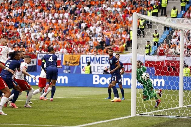 HAMBURG - Adam Buksa of Poland scores the 1-0 during the UEFA EURO, EM, Europameisterschaft,Fussball 2024 group D match between Poland and the Netherlands at the Volksparkstadion on June 16, 2024 in Hamburg, Germany. ANP MAURICE VAN STEEN UEFA EURO 2024 2024 xVIxANPxSportx xxANPxIVx 501232939 originalFilename: 501232939.jpg