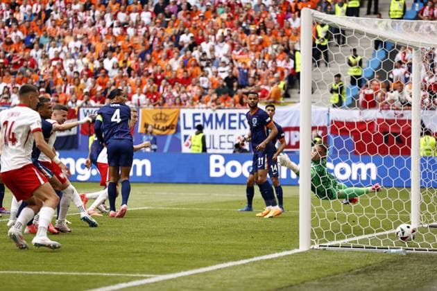 HAMBURG - Adam Buksa of Poland scores the 1-0 during the UEFA EURO, EM, Europameisterschaft,Fussball 2024 group D match between Poland and the Netherlands at the Volksparkstadion on June 16, 2024 in Hamburg, Germany. ANP MAURICE VAN STEEN UEFA EURO 2024 2024 xVIxANPxSportx xxANPxIVx 501232949 originalFilename: 501232949.jpg