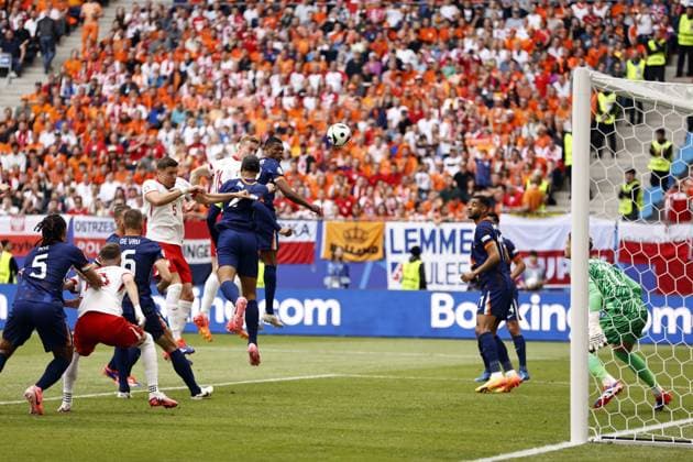 HAMBURG - Adam Buksa of Poland scores the 1-0 during the UEFA EURO, EM, Europameisterschaft,Fussball 2024 group D match between Poland and the Netherlands at the Volksparkstadion on June 16, 2024 in Hamburg, Germany. ANP MAURICE VAN STEEN UEFA EURO 2024 2024 xVIxANPxSportx xxANPxIVx 501233010 originalFilename: 501233010.jpg