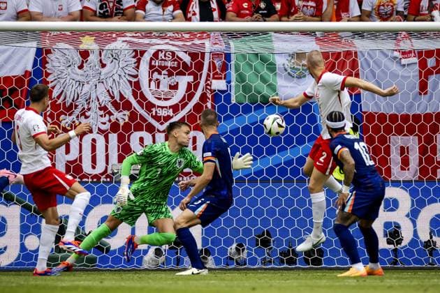 HAMBURG - Poland scores against Holland goalkeeper Bart Verbruggen during the UEFA EURO, EM, Europameisterschaft,Fussball 2024 group D match between Poland and the Netherlands at the Volksparkstadion on June 16, 2024 in Hamburg, Germany. ANP KOEN VAN WEEL UEFA EURO 2024 2024 xVIxANPxSportx xxANPxIVx 501233031 originalFilename: 501233031.jpg