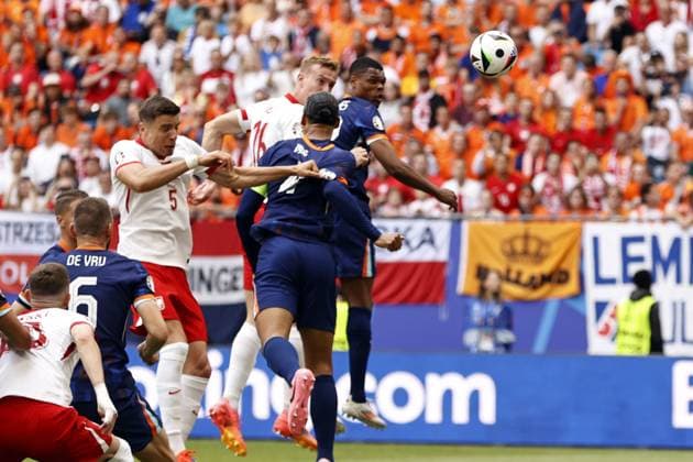 HAMBURG - Adam Buksa of Poland scores the 1-0 during the UEFA EURO, EM, Europameisterschaft,Fussball 2024 group D match between Poland and the Netherlands at the Volksparkstadion on June 16, 2024 in Hamburg, Germany. ANP MAURICE VAN STEEN UEFA EURO 2024 2024 xVIxANPxSportx xxANPxIVx 501233070 originalFilename: 501233070.jpg