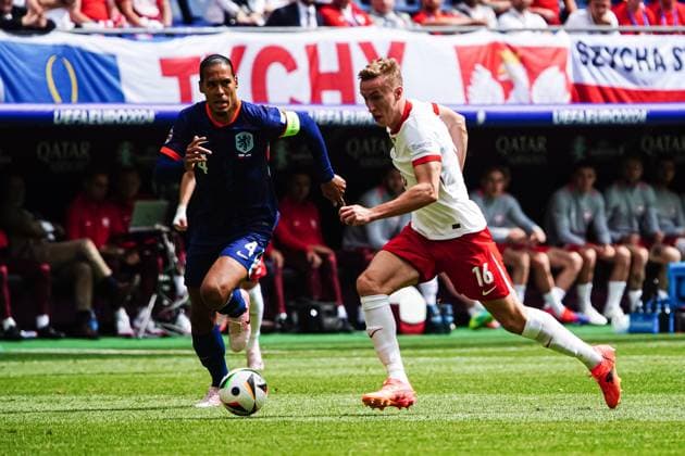 Virgil van Dijk Netherlands, 04 , Adam Buksa Poland, 16 GER, Poland vs Netherlands, European Football Championship, UEFA Euro 2024, Matchday 1, 16 06 2024 GER, Poland vs Netherlands, European Football Championship, UEFA Euro 2024, Matchday 1, 16 06 2024 Hamburg Copyright: xEibner-Pressefoto MarcelxvonxFehrnx EP_MFN