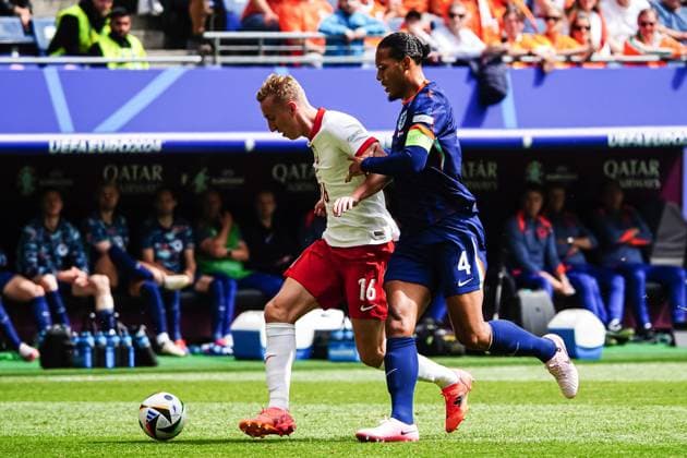 Virgil van Dijk Netherlands, 04 , Adam Buksa Poland, 16 GER, Poland vs Netherlands, European Football Championship, UEFA Euro 2024, Matchday 1, 16 06 2024 GER, Poland vs Netherlands, European Football Championship, UEFA Euro 2024, Matchday 1, 16 06 2024 Hamburg Copyright: xEibner-Pressefoto MarcelxvonxFehrnx EP_MFN