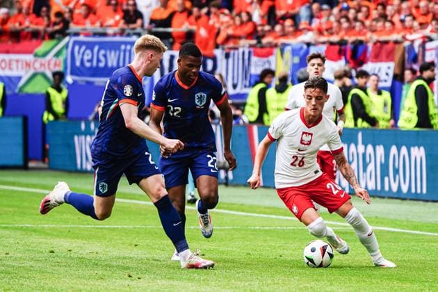 Jerdy Schouten Netherlands, 24 , Denzel Dumfries Netherlands, 22 , Kacper Urbanski Poland, 26 GER, Poland vs Netherlands, European Football Championship, UEFA Euro 2024, Matchday 1, 16 06 2024 GER, Poland vs Netherlands, European Football Championship, UEFA Euro 2024, Matchday 1, 16 06 2024 Hamburg Copyright: xEibner-Pressefoto MarcelxvonxFehrnx EP_MFN
