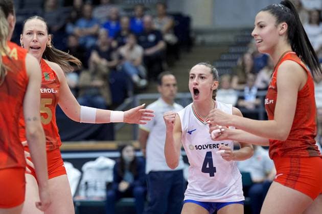 Volleyball, Frauen, CEV European Silver League, Finale, Finnland - Portugal Julia Kavalenka (2L) and Matilde Calado (4) of Portugal celebrate a point with teammates during the 2024 CEV Women s Volleyball European Silver League final match between Finland and Portugal in Tampere, Finland, on June 16, 2024. Tampere Finland LKFTVX20240616151525BOVY  Copyright: xKallexParkkinenx LKFTVX20240616151525BOVY