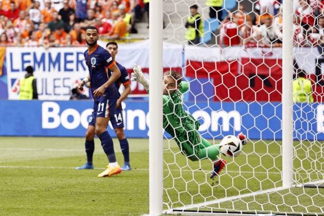 HAMBURG - Holland goalkeeper Bart Verbruggen watches Adam Buksa of Poland score during the UEFA EURO, EM, Europameisterschaft,Fussball 2024 group D match between Poland and the Netherlands at the Volksparkstadion on June 16, 2024 in Hamburg, Germany. ANP MAURICE VAN STEEN UEFA EURO 2024 2024 xVIxANPxSportx xxANPxIVx 501233199 originalFilename: 501233199.jpg