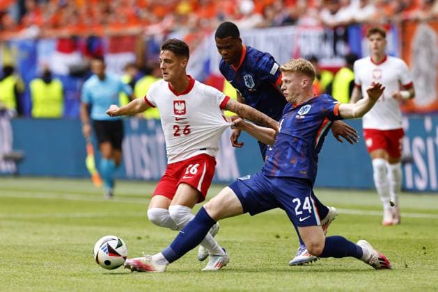 HAMBURG, Volkspark Stadium ,16-06-2024 , European Football Championship Euro2024, Group stage match no.7 between Poland and Netherlands. (L-R) Poland player Kacper Urbanski, Netherlands player Jerdy Schouten Poland - Netherlands (Euro2024)  x25506112x Copyright: