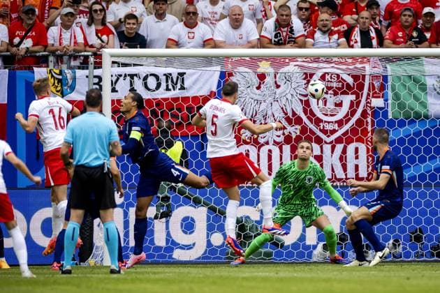 HAMBURG - Adam Buksa of Poland (l) scores against Holland goalkeeper Bart Verbruggen during the UEFA EURO, EM, Europameisterschaft,Fussball 2024 group D match between Poland and the Netherlands at the Volksparkstadion on June 16, 2024 in Hamburg, Germany. ANP KOEN VAN WEEL UEFA EURO 2024 2024 xVIxANPxSportx xxANPxIVx 501233366 originalFilename: 501233366.jpg