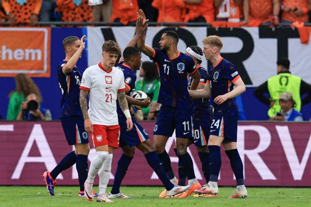 Cody Gakpo of The Netherlands celebrates scoring the goal for their side with their teammates to make it 1-1 Poland v Netherlands, UEFA European Championship, EM, Europameisterschaft 2024, Group D, Football, Volksparkstadion, Hamburg, Germany, 16 Jun 2024 EDITORIAL USE ONLY No use with unauthorised audio, video, data, fixture lists, club league logos or live services. Online in-match use limited to 120 images, no video emulation. No use in betting, games or single club league player publications.  Copyright: xMattxWest Shutterstockx 14539367ca
