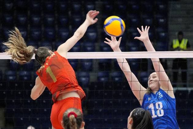Volleyball, Frauen, CEV European Silver League, Finale, Finnland - Portugal Taija Tikka (R) of Finland defends against Amanda Cavalcanti of Portugal during the 2024 CEV Women s Volleyball European Silver League final match between Finland and Portugal in Tampere, Finland, on June 16, 2024. Tampere Finland LKFTVX20240616162018KRYZ  Copyright: xKallexParkkinenx LKFTVX20240616162018KRYZ