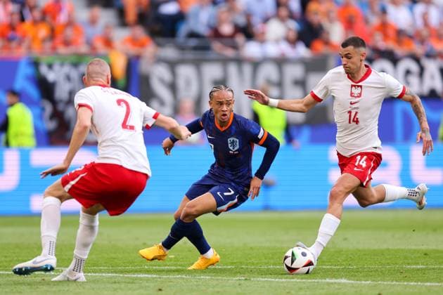 2024-06-16 Poland v Netherlands - Group D - UEFA EURO, EM, Europameisterschaft,Fussball 2024 HAMBURG, GERMANY - JUNE 16: Xavi Simons of the Netherlands battles for the ball with Bartosz Salamon of Poland and Jakub Kiwior of Poland during the Group D - UEFA EURO 2024 match between Poland and Netherlands at Volksparkstadion on June 16, 2024 in Hamburg, Germany. (Photo by Peter Lous BSR Agency) Hamburg Germany Content not available for redistribution in The Netherlands directly or indirectly through any third parties. Copyright: xBSRxAgencyx