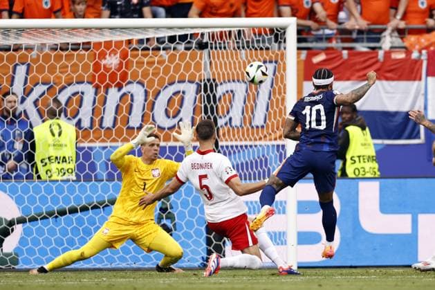 HAMBURG - (l-r) Poland goalkeeper Wojciech Szczesny, Jan Bednarek of Poland, Memphis Depay of Holland during the UEFA EURO, EM, Europameisterschaft,Fussball 2024 group D match between Poland and the Netherlands at the Volksparkstadion on June 16, 2024 in Hamburg, Germany. ANP MAURICE VAN STEEN UEFA EURO 2024 2024 xVIxANPxSportx xxANPxIVx 501233750 originalFilename: 501233750.jpg