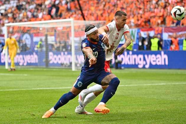 GER, Euro 2024, Group D, Poland POL vs Netherlands NED 16 06 2024, Volksparkstadion, GER, Euro 2024, Group D, Poland POL vs Netherlands NED in the picture Jakub Kiwior POL 14 tries to assert himself against Memphis Depay NED 10 nordphotoxGmbH xWitke nph00002