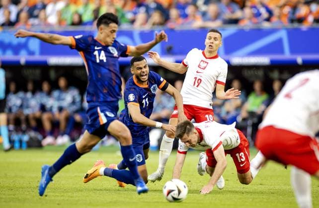 HAMBURG - Tijjani Reijnders of Holland, Cody Gakpo of Holland, PrzemysÅ‚aw Frankowski of Poland and Taras Romanczuk of Poland (l-r) during the UEFA EURO, EM, Europameisterschaft,Fussball 2024 group D match between Poland and the Netherlands at Volksparkstadion on June 16, 2024 in Hamburg, Germany. ANP KOEN VAN WEEL UEFA EURO 2024 2024 xVIxANPxSportx xxANPxIVx 501233762 originalFilename: 501233762.jpg