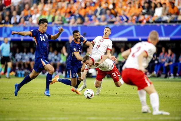 HAMBURG - Tijjani Reijnders of Holland, Cody Gakpo of Holland, PrzemysÅ‚aw Frankowski of Poland and Taras Romanczuk of Poland (l-r) during the UEFA EURO, EM, Europameisterschaft,Fussball 2024 group D match between Poland and the Netherlands at Volksparkstadion on June 16, 2024 in Hamburg, Germany. ANP KOEN VAN WEEL UEFA EURO 2024 2024 xVIxANPxSportx xxANPxIVx 501233795 originalFilename: 501233795.jpg
