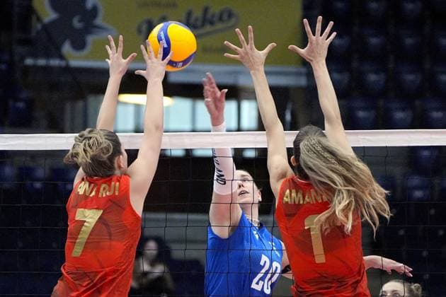Volleyball, Frauen, CEV European Silver League, Finale, Finnland - Portugal Yasmine Madsen (C) of Finland vies with Ana Monteiro (L) and Amanda Cavalcanti of Portugal during the 2024 CEV Women s Volleyball European Silver League final match between Finland and Portugal in Tampere, Finland, on June 16, 2024. Tampere Finland LKFTVX20240616162107ZOWR  Copyright: xKallexParkkinenx LKFTVX20240616162107ZOWR