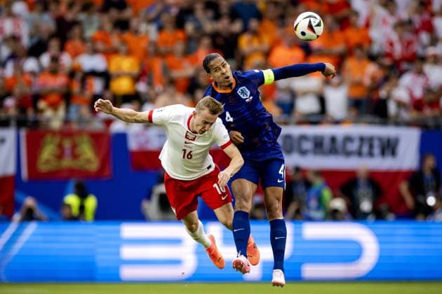 HAMBURG - Adam Buksa of Poland and Virgil van Dijk of Holland (l-r) during the UEFA EURO, EM, Europameisterschaft,Fussball 2024 group D match between Poland and the Netherlands at the Volksparkstadion on June 16, 2024 in Hamburg, Germany. ANP KOEN VAN WEEL UEFA EURO 2024 2024 xVIxANPxSportx xxANPxIVx 501234165 originalFilename: 501234165.jpg