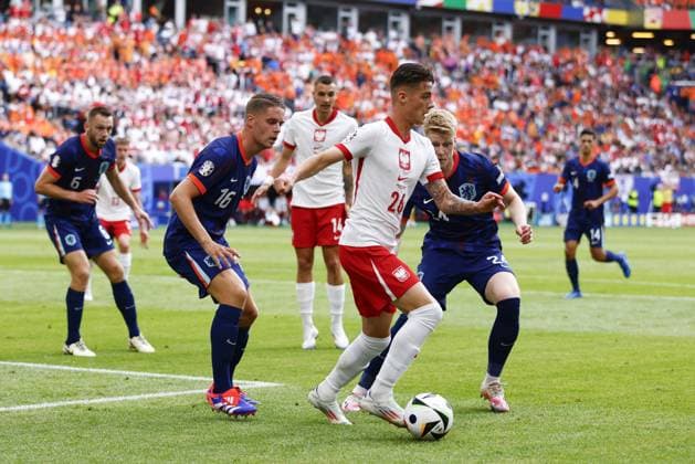 HAMBURG, Volkspark Stadium ,16-06-2024 , European Football Championship Euro2024, Group stage match no.7 between Poland and Netherlands. (L-R) Netherlands player Joey Veerman, Poland player Kacper Urbanski, Netherlands player Jerdy Schouten Poland - Netherlands (Euro2024)  x25506308x Copyright: