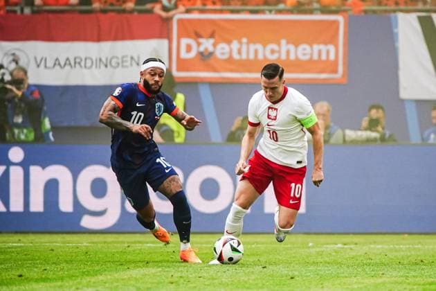 Memphis Depay Netherlands, 10 , Piotr Zielinski Poland, 10 GER, Poland vs Netherlands, European Football Championship, UEFA Euro 2024, Matchday 1, 16 06 2024 GER, Poland vs Netherlands, European Football Championship, UEFA Euro 2024, Matchday 1, 16 06 2024 Hamburg Copyright: xEibner-Pressefoto MarcelxvonxFehrnx EP_MFN