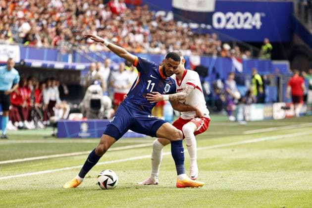 HAMBURG - (l-r) Cody Gakpo of Holland, Sebastian Szymanski of Poland during the UEFA EURO, EM, Europameisterschaft,Fussball 2024 group D match between Poland and the Netherlands at Volksparkstadion on June 16, 2024 in Hamburg, Germany. ANP MAURICE VAN STEEN UEFA EURO 2024 2024 xVIxANPxSportx xxANPxIVx 501234588 originalFilename: 501234588.jpg