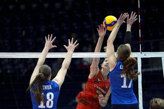 Volleyball, Frauen, CEV European Silver League, Finale, Finnland - Portugal Taija Tikka (L) and Saana Lindgren of Finland defend against Ana Monteiro of Portugal during the 2024 CEV Women s Volleyball European Silver League final match between Finland and Portugal in Tampere, Finland, on June 16, 2024. Tampere Finland LKFTVX20240616163019NHHK  Copyright: xKallexParkkinenx LKFTVX20240616163019NHHK