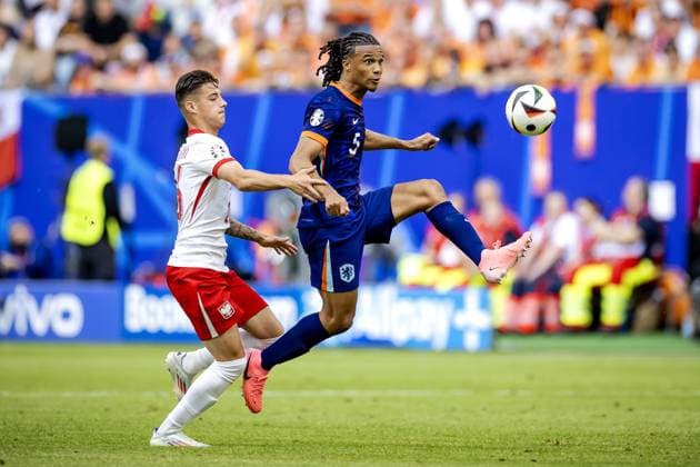HAMBURG - Kacper Urbanski of Poland and Nathan Ake of Holland (l-r) during the UEFA EURO, EM, Europameisterschaft,Fussball 2024 group D match between Poland and the Netherlands at the Volksparkstadion on June 16, 2024 in Hamburg, Germany. ANP KOEN VAN WEEL UEFA EURO 2024 2024 xVIxANPxSportx xxANPxIVx 501234605 originalFilename: 501234605.jpg