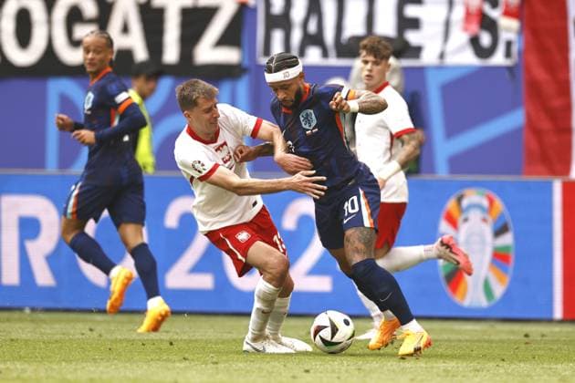 HAMBURG - (l-r) Taras Romanczuk of Poland, Memphis Depay of Holland during the UEFA EURO, EM, Europameisterschaft,Fussball 2024 group D match between Poland and the Netherlands at the Volksparkstadion on June 16, 2024 in Hamburg, Germany. ANP MAURICE VAN STEEN UEFA EURO 2024 2024 xVIxANPxSportx xxANPxIVx 501234616 originalFilename: 501234616.jpg