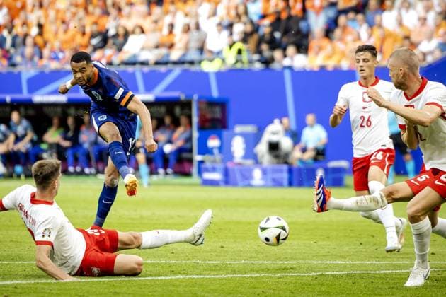 HAMBURG - Cody Gakpo of Holland scores the 1-1 during the UEFA EURO, EM, Europameisterschaft,Fussball 2024 group D match between Poland and the Netherlands at the Volksparkstadion on June 16, 2024 in Hamburg, Germany. ANP KOEN VAN WEEL UEFA EURO 2024 2024 xVIxANPxSportx xxANPxIVx 501234614 originalFilename: 501234614.jpg