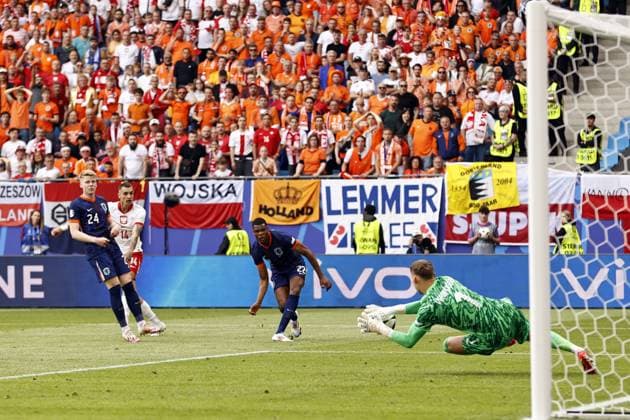 HAMBURG - (l-r) Jerdy Schouten of Holland, Jakub Kiwior of Poland, Denzel Dumfries of Holland, Holland goalkeeper Bart Verbruggen during the UEFA EURO, EM, Europameisterschaft,Fussball 2024 group D match between Poland and the Netherlands at the Volksparkstadion on June 16, 2024 in Hamburg, Germany. ANP MAURICE VAN STEEN UEFA EURO 2024 2024 xVIxANPxSportx xxANPxIVx 501234629 originalFilename: 501234629.jpg
