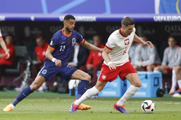 HAMBURG, Volkspark Stadium ,16-06-2024 , European Football Championship Euro2024, Group stage match no.7 between Poland and Netherlands. (L-R) Netherlands player Cody Gakpo, Poland player Jan Bednarek Poland - Netherlands (Euro2024)  x25506331x Copyright: