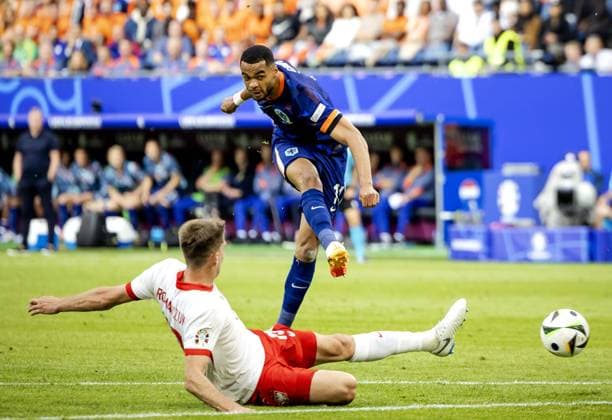 HAMBURG - Cody Gakpo of Holland scores the 1-1 during the UEFA EURO, EM, Europameisterschaft,Fussball 2024 group D match between Poland and the Netherlands at the Volksparkstadion on June 16, 2024 in Hamburg, Germany. ANP KOEN VAN WEEL UEFA EURO 2024 2024 xVIxANPxSportx xxANPxIVx 501235439 originalFilename: 501235439.jpg
