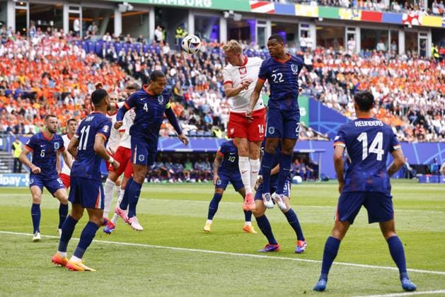 HAMBURG, Volkspark Stadium ,16-06-2024 , European Football Championship Euro2024, Group stage match no.7 between Poland and Netherlands. (L-R) Poland player Adam Buksa scores 1-0 , Netherlands player Denzel Duimfries Poland - Netherlands (Euro2024)  x25506362x Copyright: