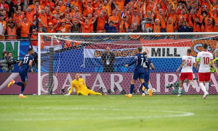 Football, Men, Season 2023 24, Euro 2024 Group D 1 Matchday in Hamburg, Poland Netherlands, Cody Gakpo Netherlands scores the goal for 1 1 against goalkeeper Wojciech Szczesny Poland , 16 06 2024, Copyright: xSebastianxRäppold MatthiasxKochx