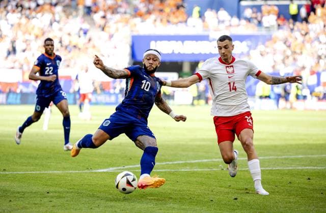 HAMBURG - Memphis Depay of Holland and Jakub Kiwior of Poland (l-r) during the UEFA EURO, EM, Europameisterschaft,Fussball 2024 group D match between Poland and the Netherlands at Volksparkstadion on June 16, 2024 in Hamburg, Germany. ANP KOEN VAN WEEL UEFA EURO 2024 2024 xVIxANPxSportx xxANPxIVx 501235830 originalFilename: 501235830.jpg