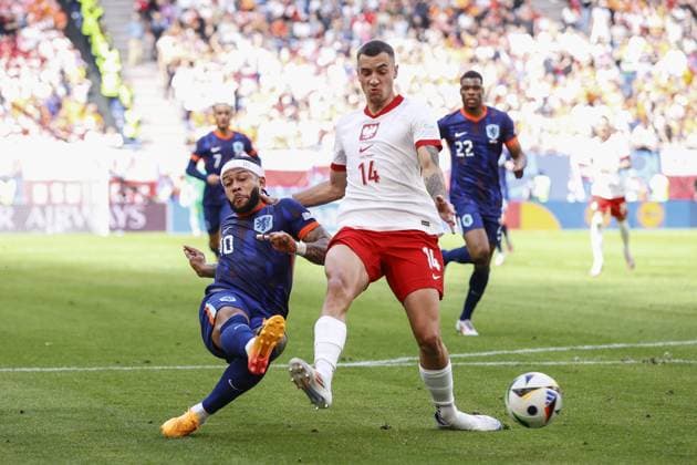 HAMBURG, Volkspark Stadium ,16-06-2024 , European Football Championship Euro2024, Group stage match no.7 between Poland and Netherlands. (L-R) Netherlands player Memphis Depay, Poland player Jakub Kiwior Poland - Netherlands (Euro2024)  x25506373x Copyright: