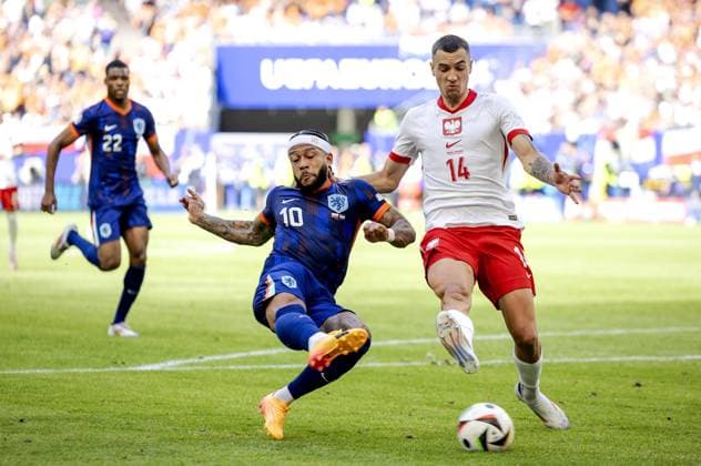 HAMBURG - Memphis Depay of Holland and Jakub Kiwior of Poland (l-r) during the UEFA EURO, EM, Europameisterschaft,Fussball 2024 group D match between Poland and the Netherlands at Volksparkstadion on June 16, 2024 in Hamburg, Germany. ANP KOEN VAN WEEL UEFA EURO 2024 2024 xVIxANPxSportx xxANPxIVx 501235969 originalFilename: 501235969.jpg